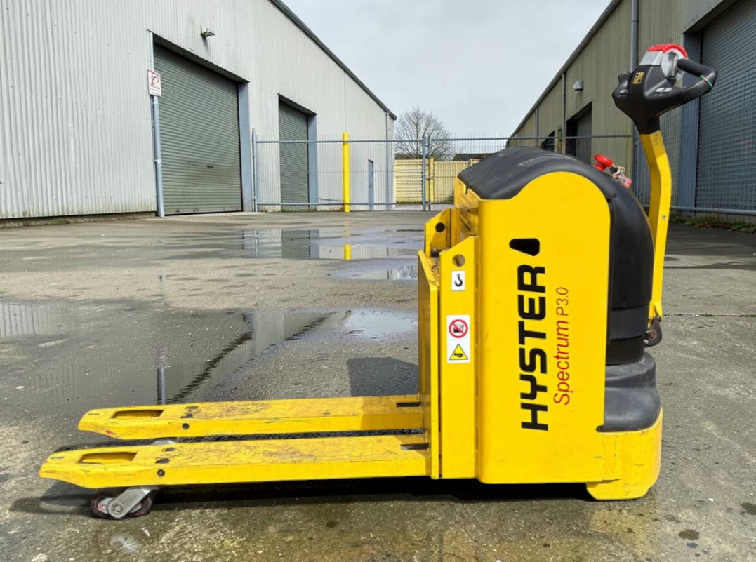 **(INCLUDES CHARGER)** 2020 HYSTER P3.0 ELECTRIC PALLET TRUCK – 3 TONNE