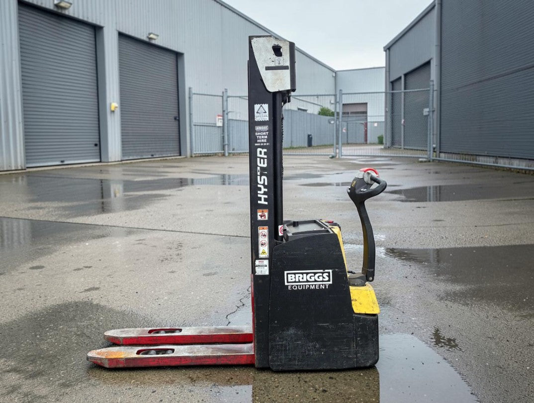 **(INCLUDES CHARGER)** 2019 HYSTER S2.0 2 TON ELECTRIC FORKLIFT