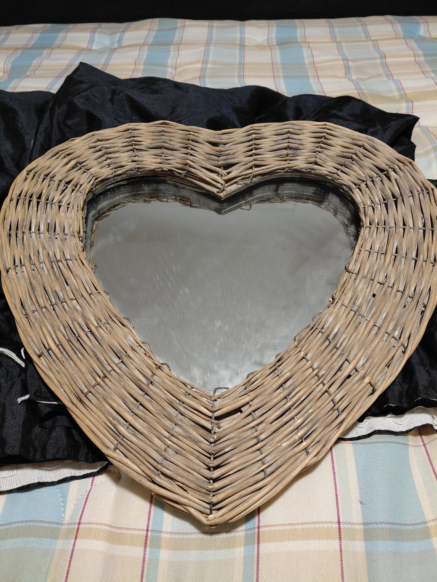 EX DISPLAY AND B &B ROOM ITEMS SOFT FURNISHINGS CANVAS MIRRORS ECT PALLET OF ITEMS