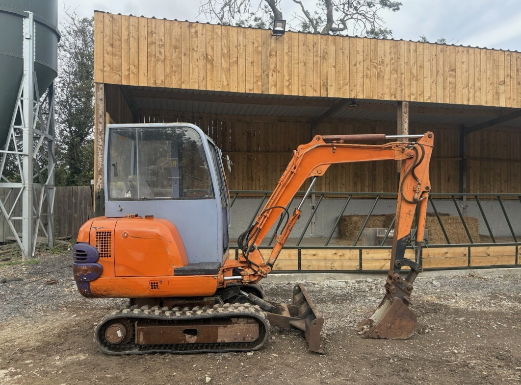 HITACHI AIRMAN AX22-2 MINI DIGGER 2.5 TON EXCAVATOR