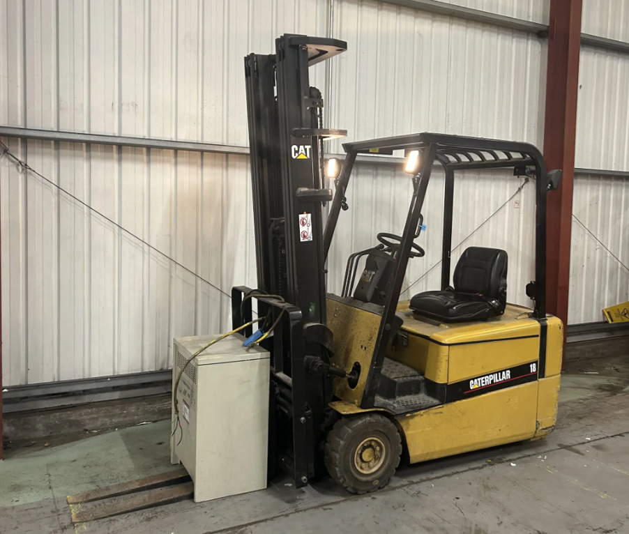 **(INCLUDES CHARGER)** 2000 CAT EP18KT ELECTRIC FORKLIFT TRUCK 1,800KG
