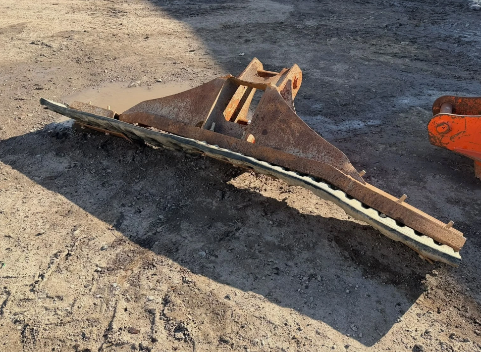 PAIR OF EXCAVATOR DIGGER SCRAPER BLADES – 65MM PINS