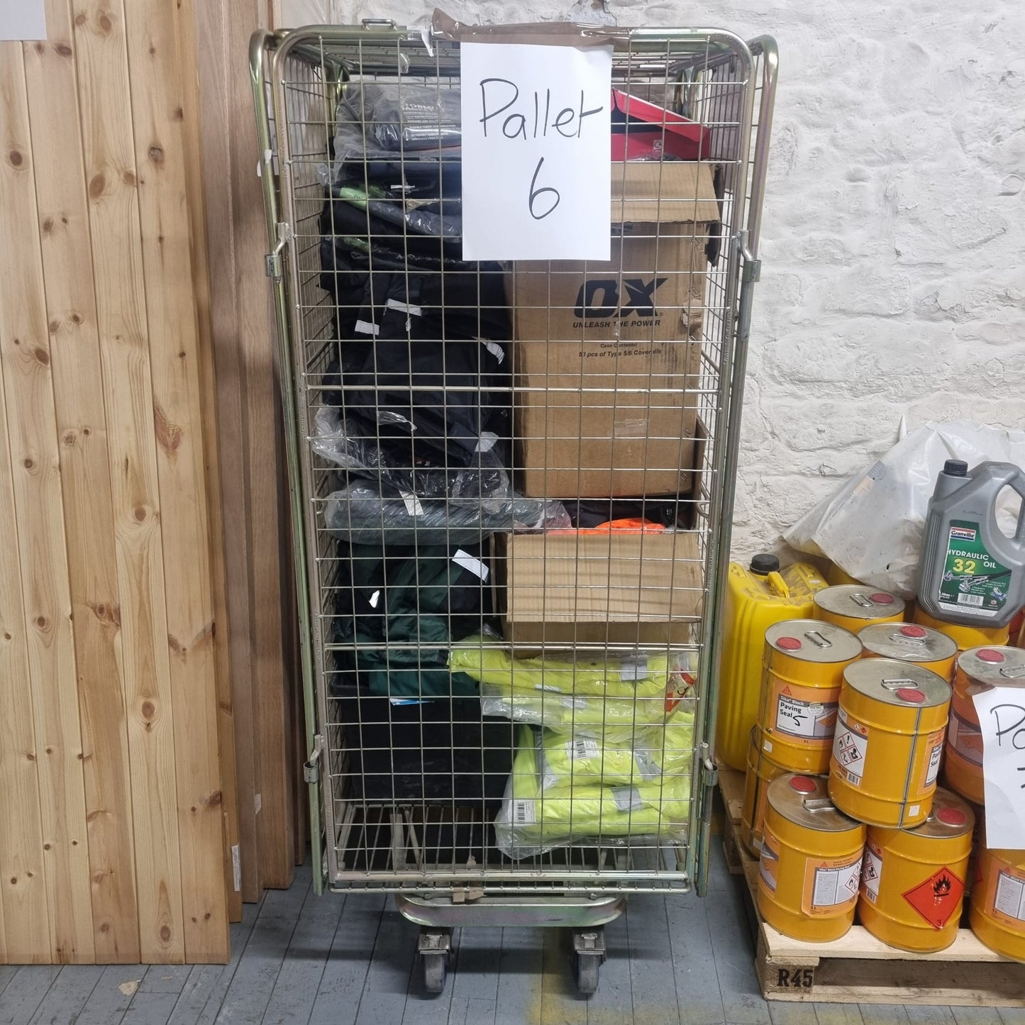 LARGE JOBLOT OF WORKWEAR REGATTA, APACHE, HI-VIS JACKETS RRP £2400