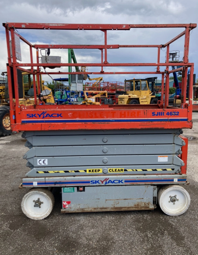 SKYJACK SJ4632 ELECTRIC SCISSOR LIFT ACCESS PLATFORM (317KG CAPACITY, 11.7M WORKING HEIGHT)