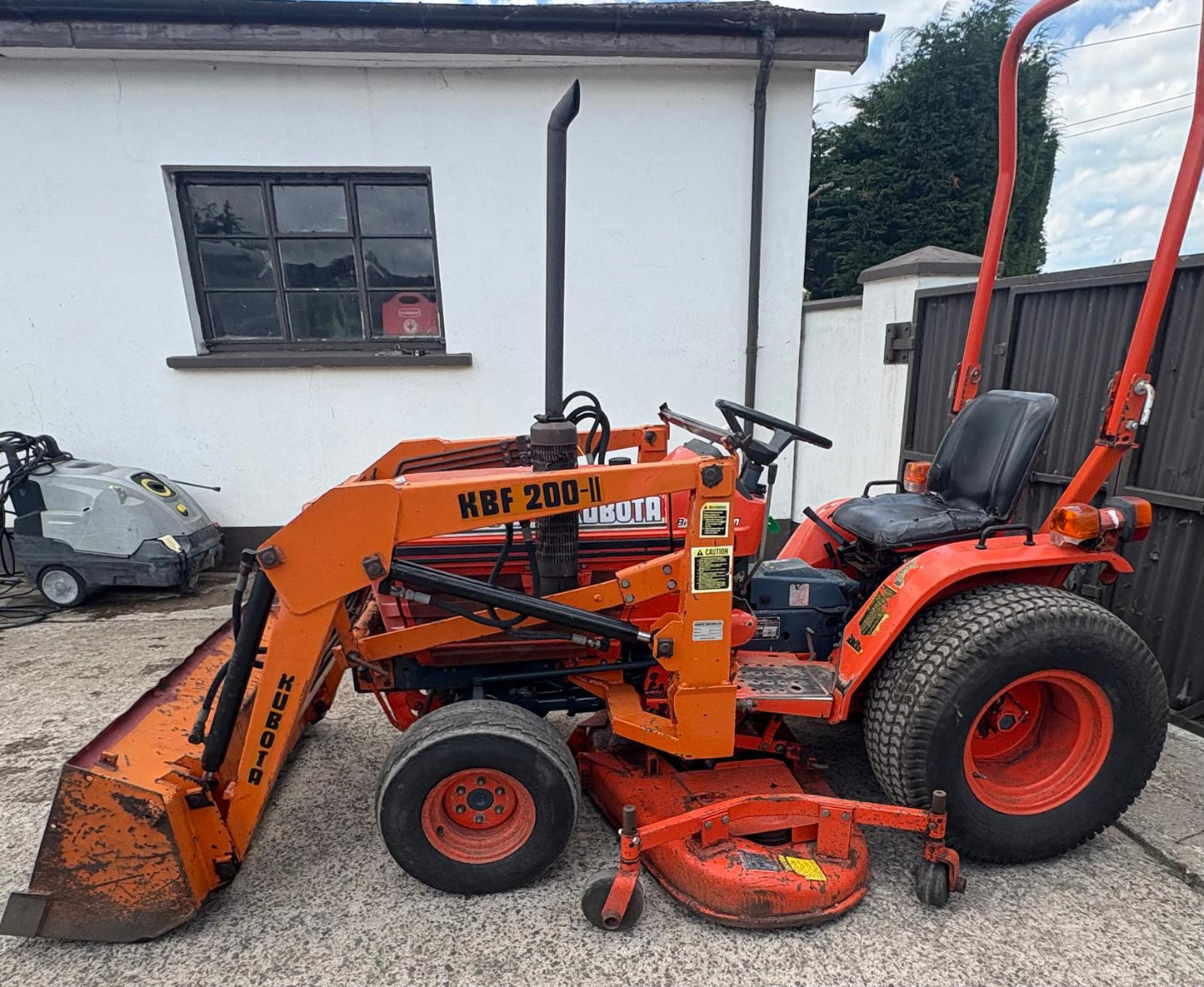 KUBOTA B1750 4X4 TRACTOR . LOADER AND MOWER 2300 HOURS