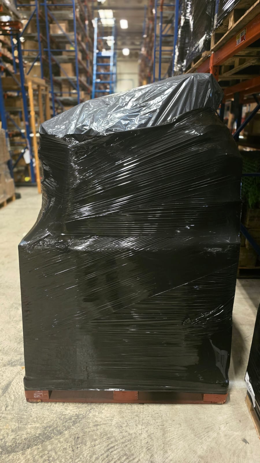 1 MIXED PALLET OF MIXED CLEARANCE SEASONAL CHRISTMAS PRODUCTS LIGHTS, DECORATIONS, TREES & MORE!