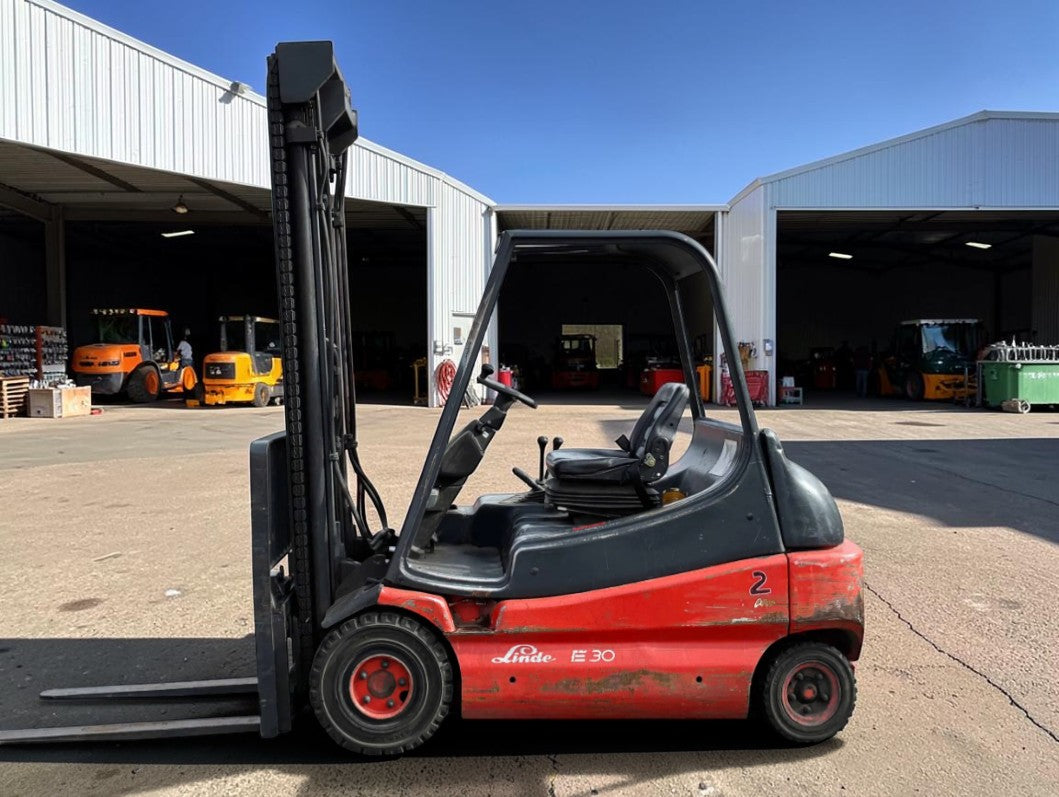 **(INCLUDES CHARGER)** 1996 LINDE E30-01 ELECTRIC FORKLIFT