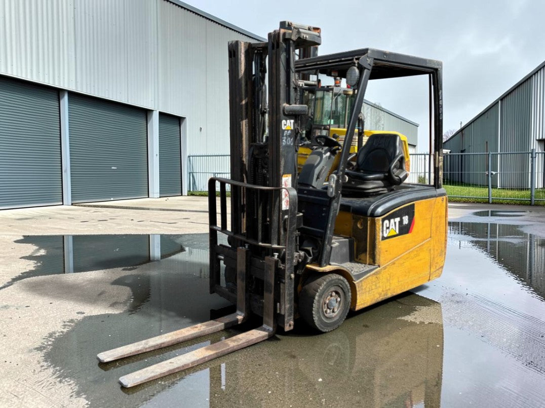 **(INCLUDES CHARGER)** 2016 CAT LIFT TRUCKS EP18PNT FORKLIFT