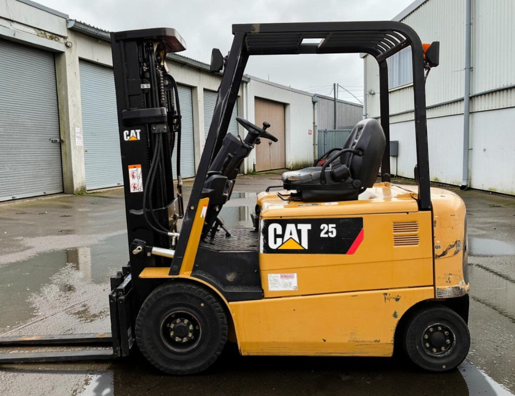 **(INCLUDES CHARGER)** 2007 CAT EP25KPAC ELECTRIC FORKLIFT