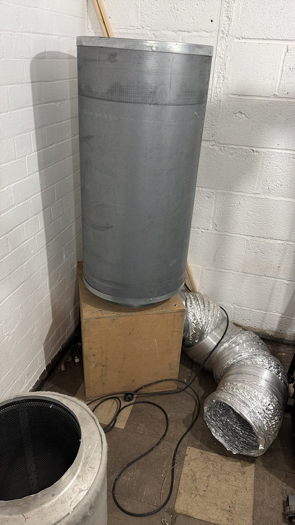 LARGE HYDROPONIC CARBON FILTER & EXTRACTOR FAN SETUP WITH DUCTING