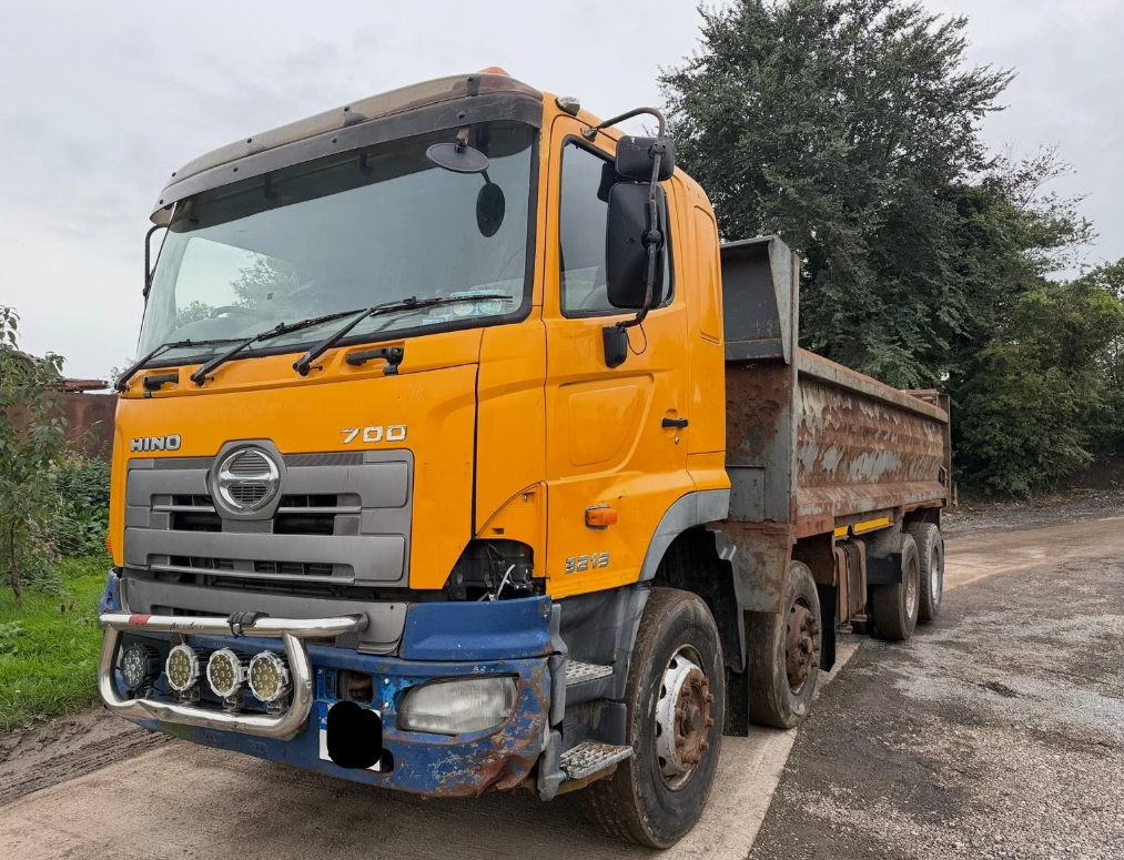 2005 HINO 700 3248 8X4 TIPPER TRUCK DOUBLE DRIVE MANUAL