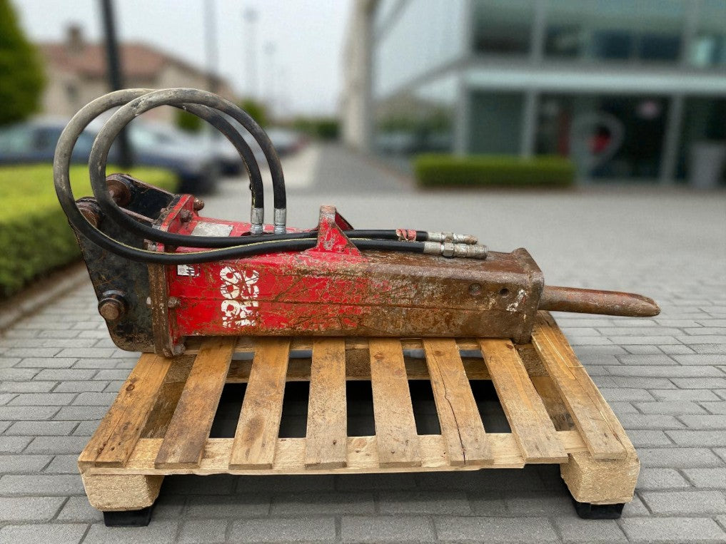 SOCOMEC DMS 300 HYDRAULIC BREAKER FOR 4–6T EXCAVATOR – 2014