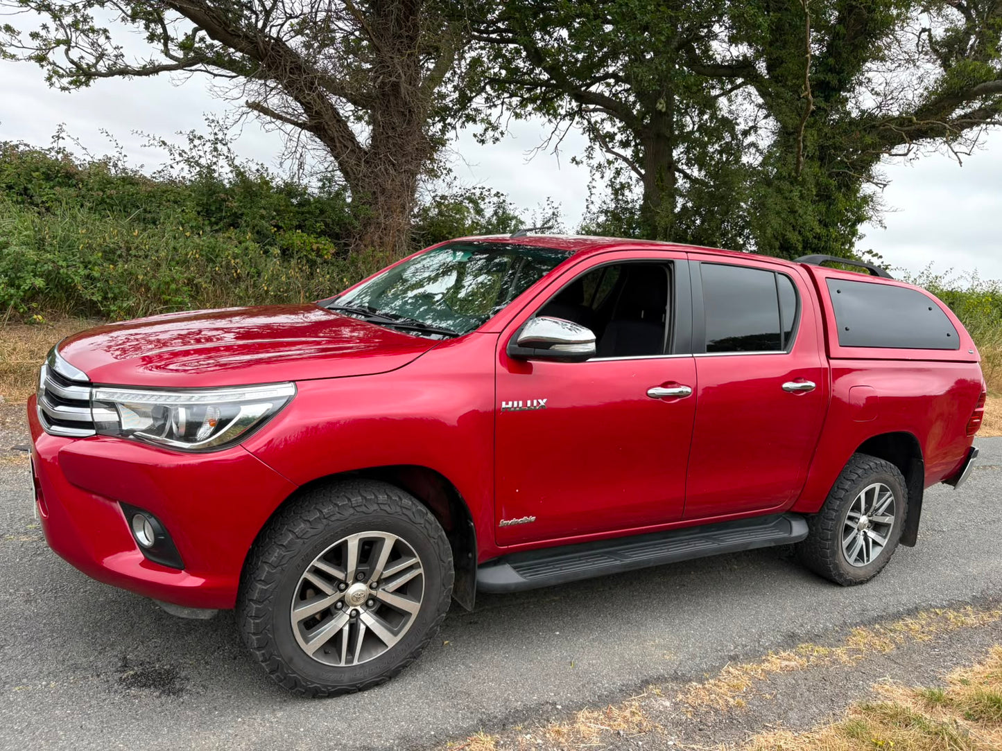 **(ONLY 97K MILEAGE)** 2017 TOYOTA HILUX INVINCIBLE D-4D 4WD DCB 2.4 DIESEL MANUAL PICK UP IN RED