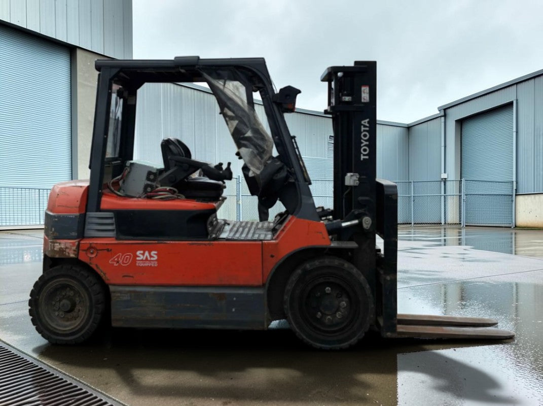 **(INCLUDES CHARGER)** 2014 TOYOTA 7FBMF40 ELECTRIC FORKLIFT