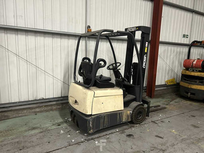 2006 CROWN SC3013 ELECTRIC FORKLIFT - 3 WHEELS **(INCLUDES CHARGER)**