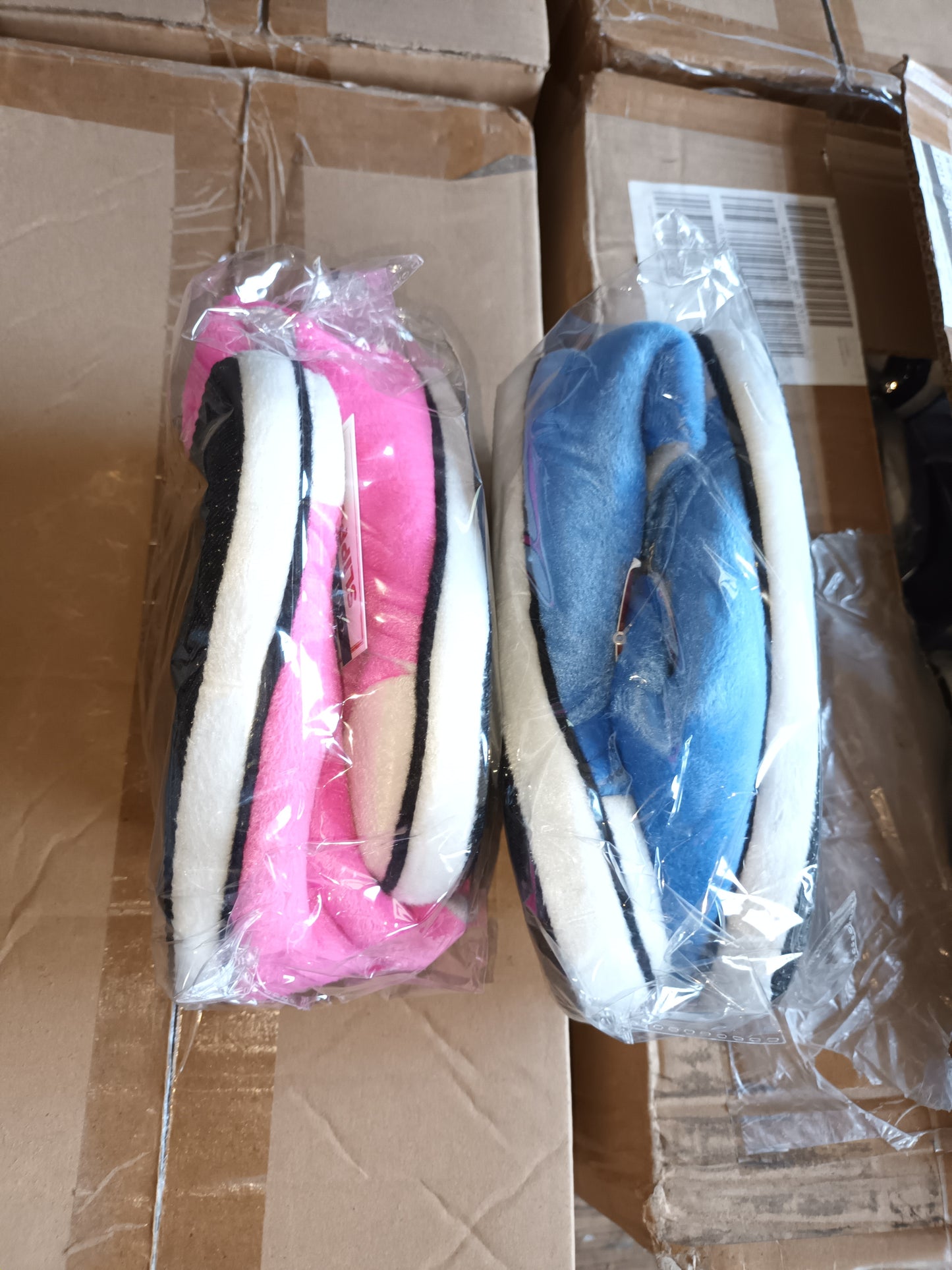 18 X BRAND NEW PAIRS OF KIDS SLIPPERS