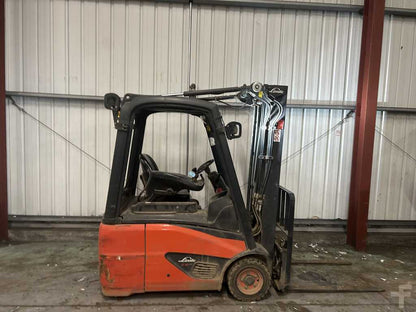 **(INCLUDES CHARGER)** 2018 LINDE E16C-02 ELECTRIC FORKLIFT (3-WHEEL)