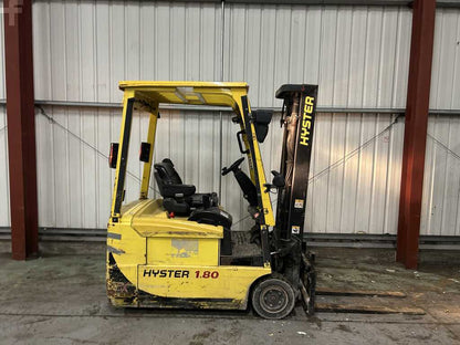 **(INCLUDES CHARGER)** HYSTER J1.8XMT ELECTRIC 3-WHEEL FORKLIFT (2007)