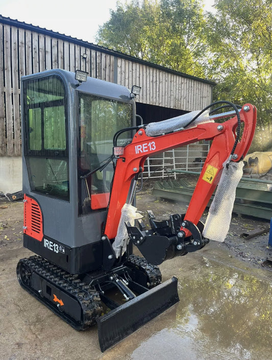 ** BRAND NEW ** IRE 1.3 TON MINI DIGGER WITH FULL CAB