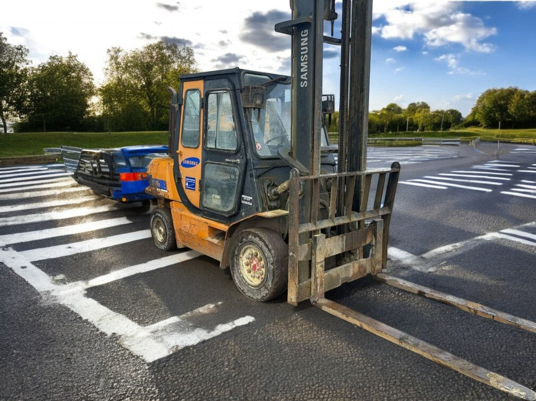 SAMSUNG SE45D DIESEL FORKLIFT TRUCK – 4.5 TON LIFT – LONG FORKS – FULL CAB