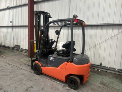 **(INCLUDES CHARGER)** 2013 TOYOTA 8FBMT20 4-WHEEL ELECTRIC FORKLIFT – 2,000KG CAPACITY
