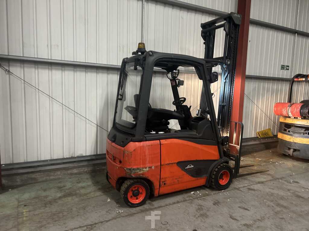 **(INCLUDES CHARGER)** LINDE E20PH-02 ELECTRIC 4-WHEEL FORKLIFT (2015)