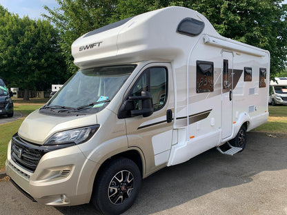 2020 SWIFT FANTASTIC MOTORHOME - APPROX ONLY 5K MILES - CRUISE CONTROL + REVERSE CAM + MORE