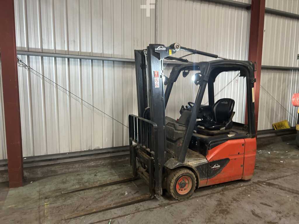 **(INCLUDES CHARGER)** 2018 LINDE E16C-02 ELECTRIC FORKLIFT (3-WHEEL)