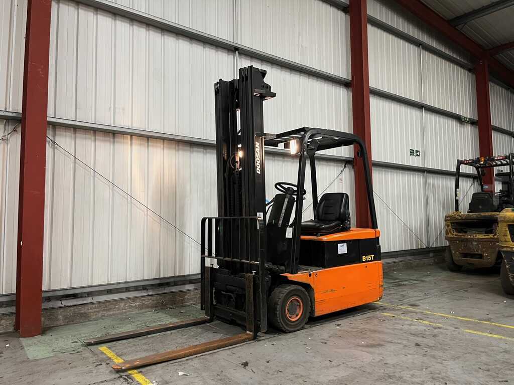 **(INCLUDES CHARGER)** DAEWOO B15T ELECTRIC 3-WHEEL FORKLIFT (1998)