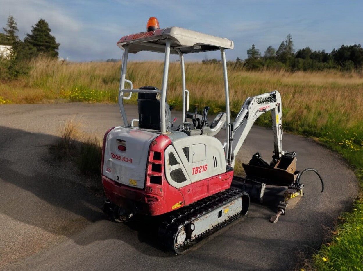 TAKEUCHI TB216 MINI EXCAVATOR WITH BREAKER (2017)