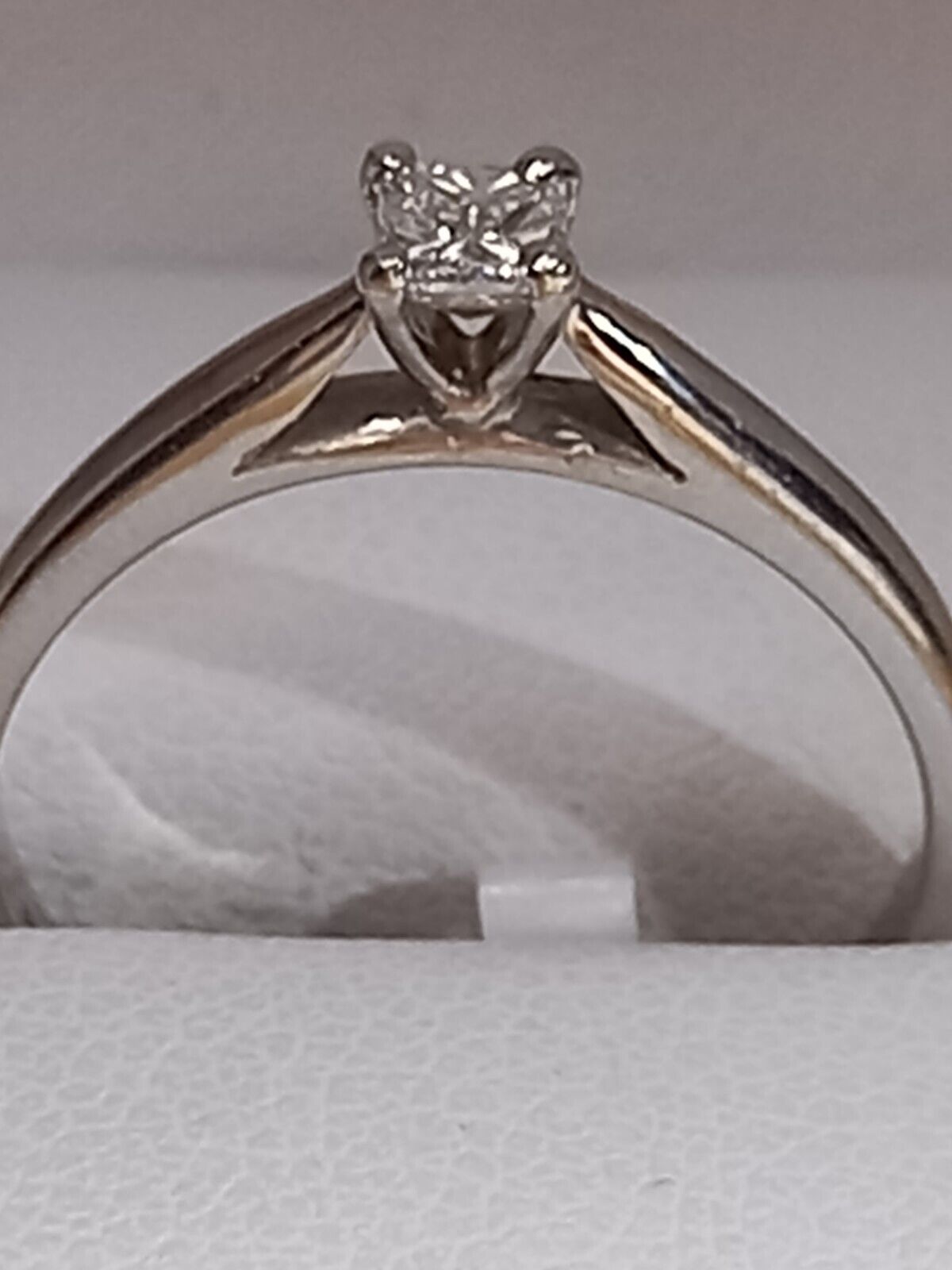 0.22CT PRINCESS CUT DIAMOND SOLITAIRE ENGAGEMENT RING/9CT WHITE GOLD + GIFT BOX + CERT OF £1000