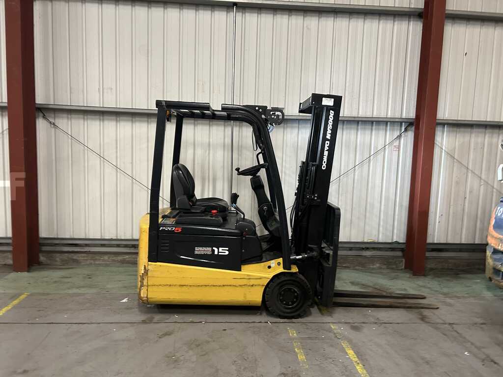 **(INCLUDES CHARGER)** DAEWOO B15T-5 ELECTRIC 3-WHEEL FORKLIFT (2007)