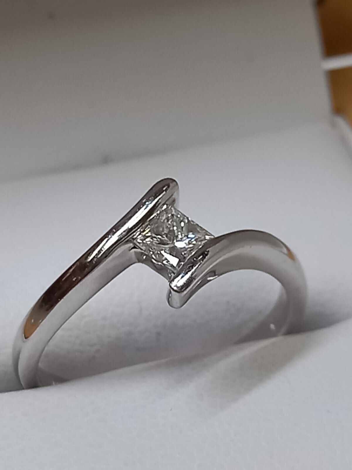 0.20CT PRINCESS CUT DIAMOND ENGAGMENT RING/18CT WHITE GOLD + GIFT BOX + CERTIFICATE OF £1395