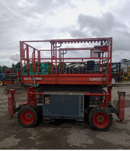 **SPECIAL CLEARANCE** 2014 SKYJACK SJ6832 SCISSOR LIFT