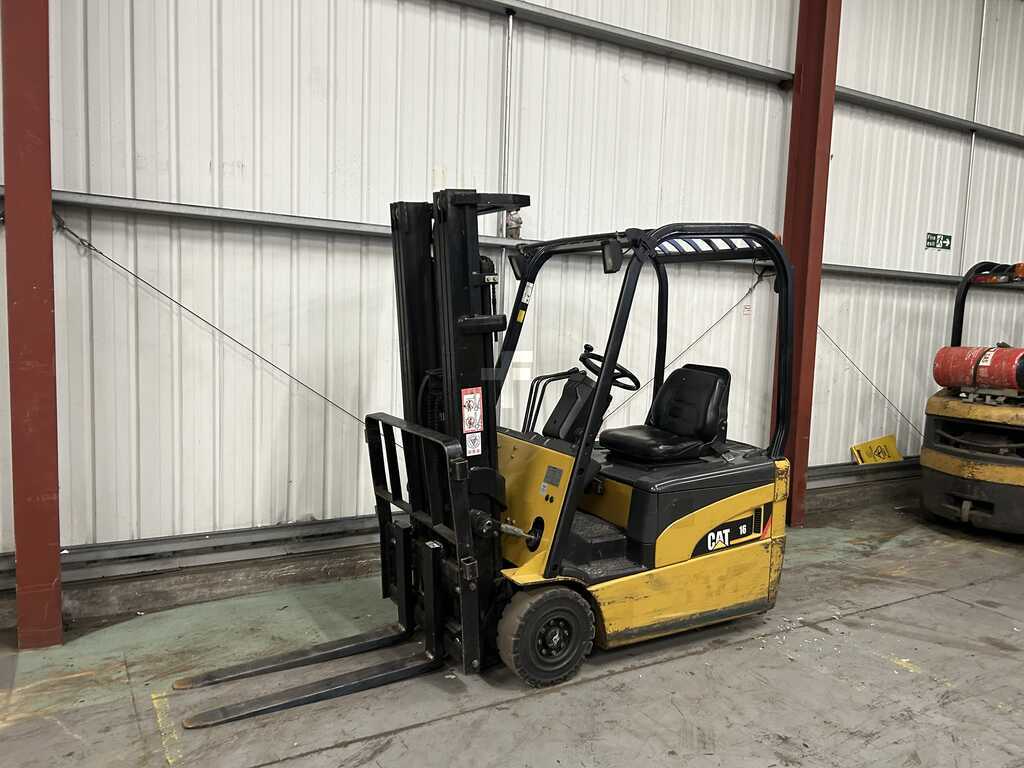 2008 CAT LIFT TRUCKS EP16NT ELECTRIC 3-WHEEL FORKLIFT **(INCLUDES CHARGER)**