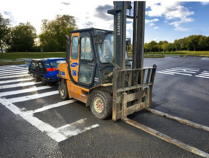 SAMSUNG SE45D DIESEL FORKLIFT TRUCK – 4.5 TON LIFT – LONG FORKS – FULL CAB