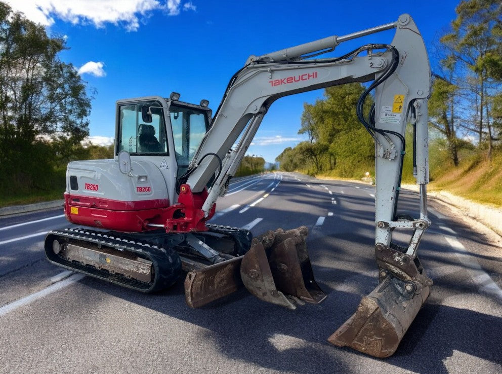 2017 TAKEUCHI TB260 6-TONNE EXCAVATOR