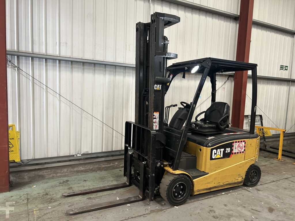 **(INCLUDES CHARGER)** 2017 CAT EP20PN ELECTRIC 4-WHEEL FORKLIFT – TRIPLEX MAST, 2,000KG LIFT