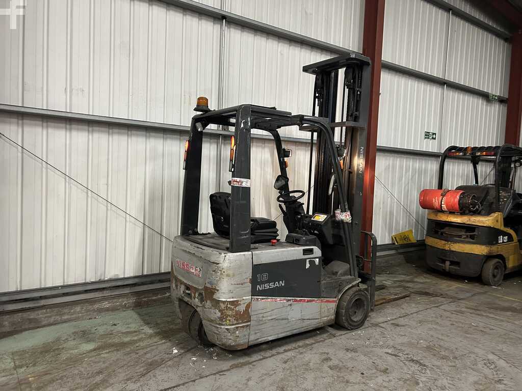 **(INCLUDES CHARGER)** 2013 NISSAN AG1N1L18Q ELECTRIC 3-WHEEL FORKLIFT