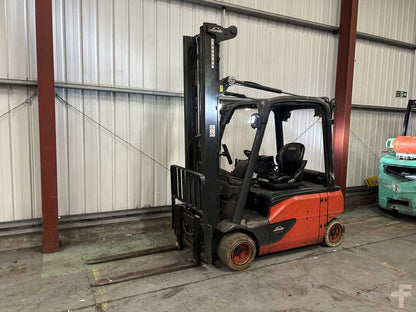 **(INCLUDES CHARGER)** LINDE ELECTRIC 4-WHEEL FORKLIFT – MODEL E20PL-02