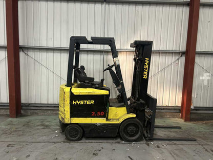 **(INCLUDES CHARGER)** 2000 HYSTER E2.50XM ELECTRIC 4-WHEEL FORKLIFT