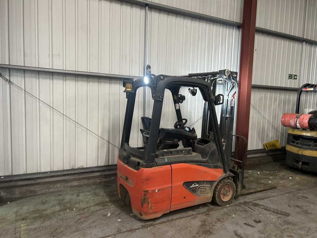 **(INCLUDES CHARGER)** 2018 LINDE E16C-02 ELECTRIC FORKLIFT (3-WHEEL)