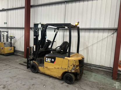 **(INCLUDES CHARGER)** 2014 CAT EP20PN ELECTRIC 4-WHEEL FORKLIFT – 2,000KG CAPACITY, 4,750MM LIFT