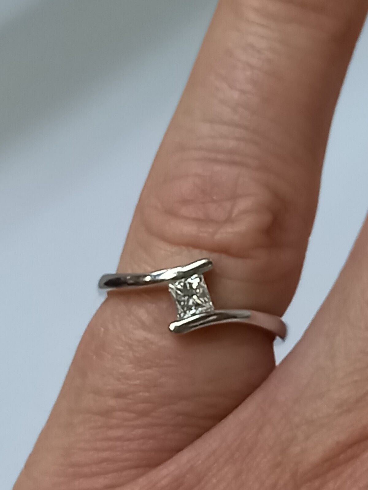 0.20CT PRINCESS CUT DIAMOND ENGAGMENT RING/18CT WHITE GOLD + GIFT BOX + CERTIFICATE OF £1395