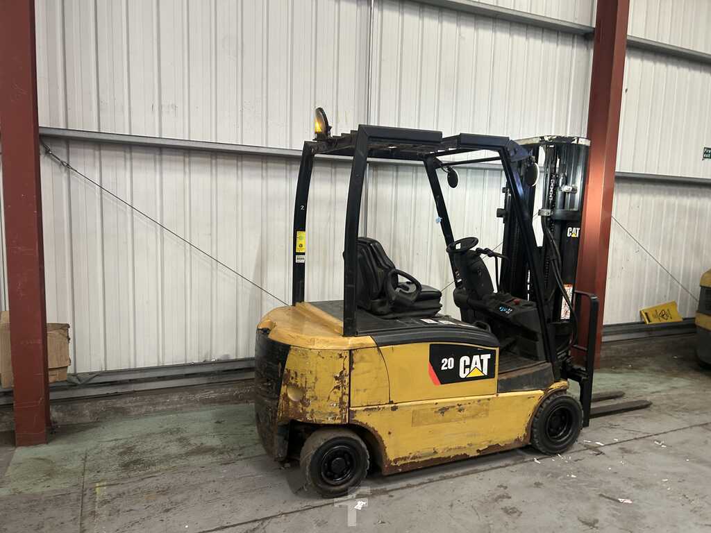 **(INCLUDES CHARGER)** 2014 CAT EP20PN ELECTRIC 4-WHEEL FORKLIFT – 2,000KG CAPACITY, 4,750MM LIFT