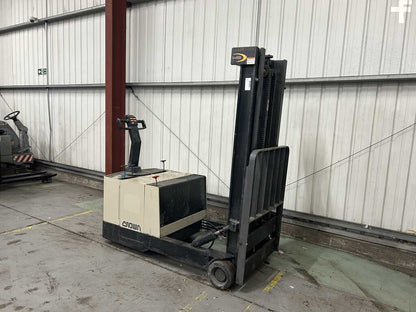 **(INCLUDES CHARGER)** DAEWOO B15T ELECTRIC 3-WHEEL FORKLIFT (1998)