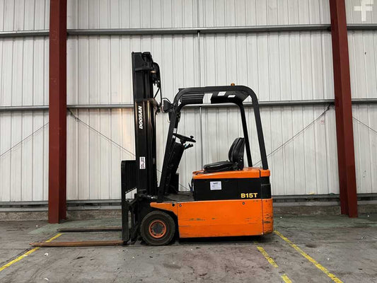 **(INCLUDES CHARGER)** DAEWOO B15T ELECTRIC 3-WHEEL FORKLIFT (1998)