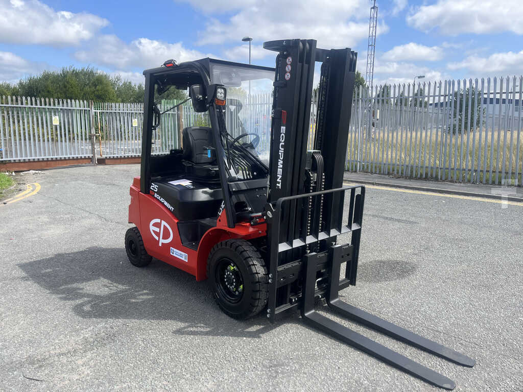 **(INCLUDES CHARGER)** 2024 EP EQUIPMENT EFL253 ELECTRIC FORKLIFT (4-WHEEL)