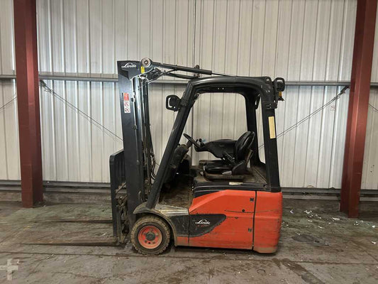 **(INCLUDES CHARGER)** 2018 LINDE E16C-02 ELECTRIC FORKLIFT (3-WHEEL)