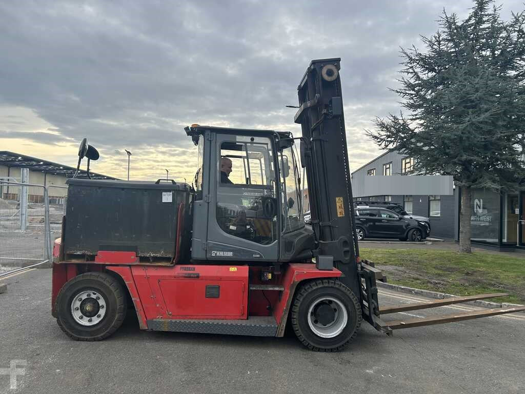 **(INCLUDES CHARGER)** KALMAR ECG80-6 ELECTRIC 4-WHEEL FORKLIFT (2017)